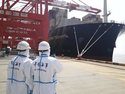中國(guó)船員揚(yáng)帆遠(yuǎn)航 達(dá)飛萬箱級(jí)集裝箱船首次實(shí)現(xiàn)全套中國(guó)船員配置